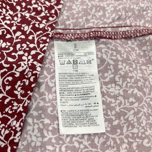 🥀Old Navy Burgundy & White Floral Print V-Neck with Slight Puffed Sleeve Blouse - Picture 6 of 6